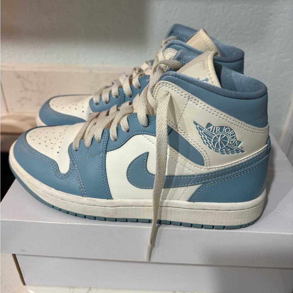 Nike Air Jordon 1 Mid University Blue